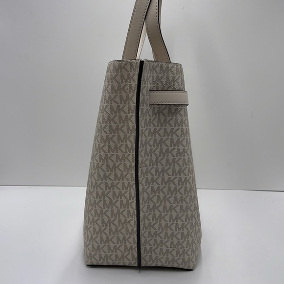 Michael Kors Emilia Large Logo Tote Bag 
COLOR LT CRM MULTI
NWT - Picture 7 of 16